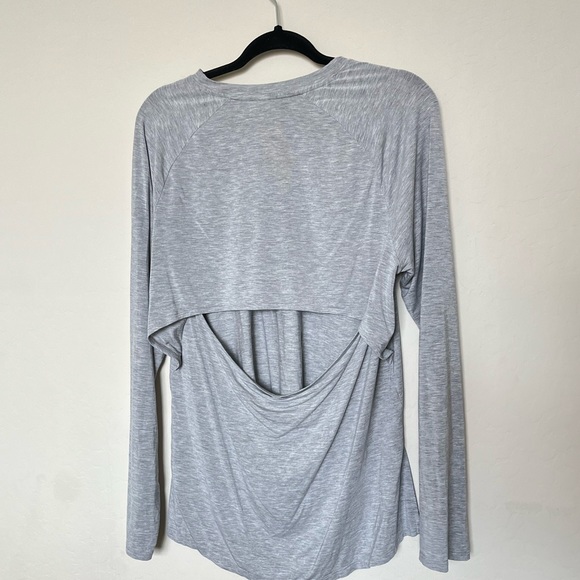 Under Armour loose fit workout top size large - Picture 5 of 7